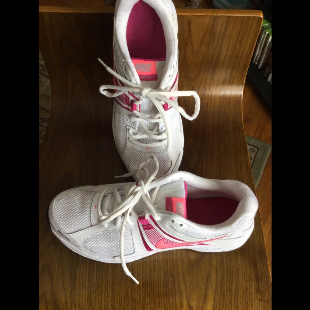 Nikes Dart women’s size 10